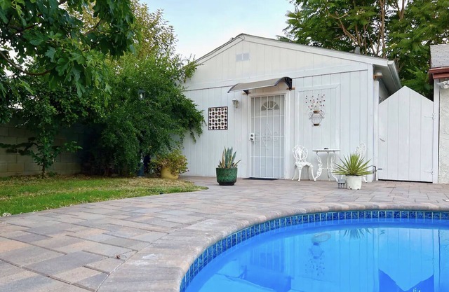 Comfy & Inviting Poolside Casita w/ Laundry & Fruit Trees