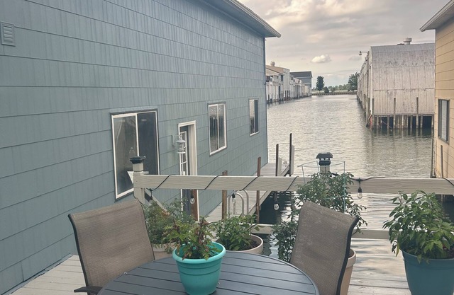 Comfy lake home on the water mins from cp, sports force, downtown and the jet