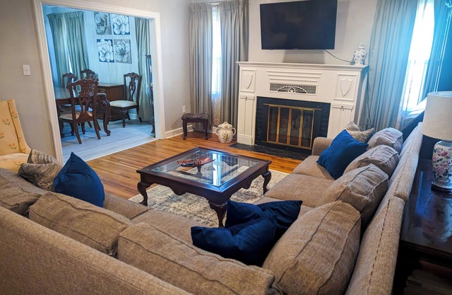 Comfy Mid-Town Home Central to All Your Little Rock Needs 29 day minimum