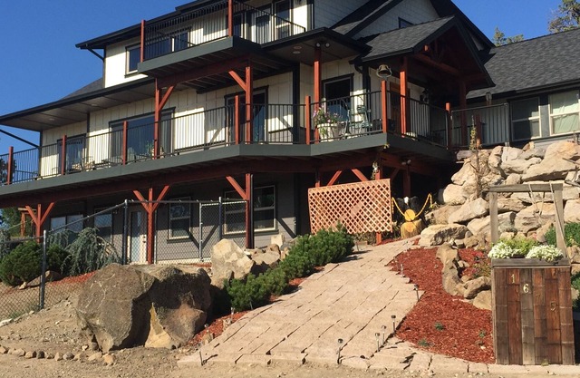 Comfy n Cozy Hideaway that is great for Smith Rock enthusiast just 5 miles away!