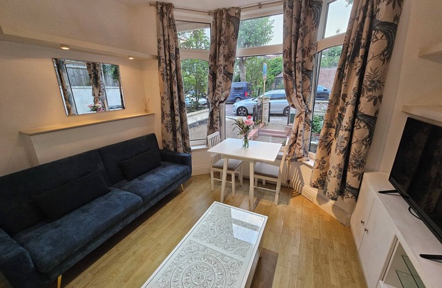 Comfy one-bed by Alexandra Park