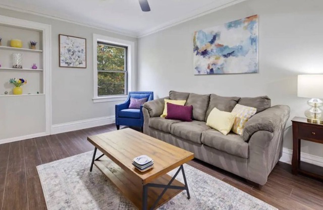 Comfy, quiet and modern. Extended Stays Welcome!