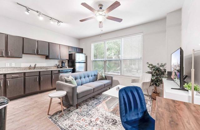 Comfy SoCo 1BR King Suite w/ GymPickleballLaundry