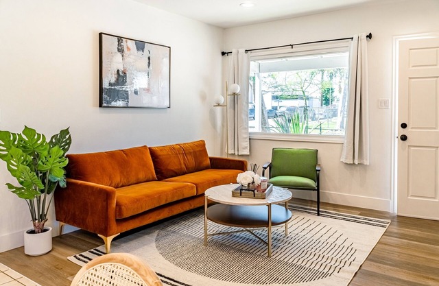 COMFY STAY| NEW & CLEAN| 10 MINS DISNEY| DOWNTOWN