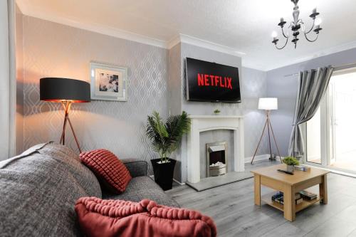 Comfy stays, Rotherham for contractors & Families, spacious conservatory, free parking, wifi etc