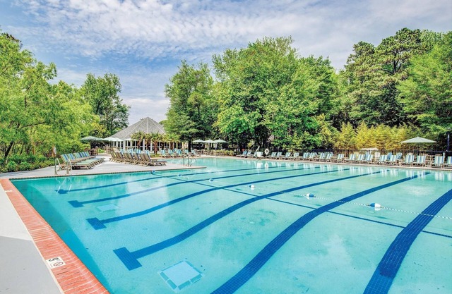 Suite confortable avec parc aquatique intérieur et plus grande piscine extérieure dans les rives extérieures