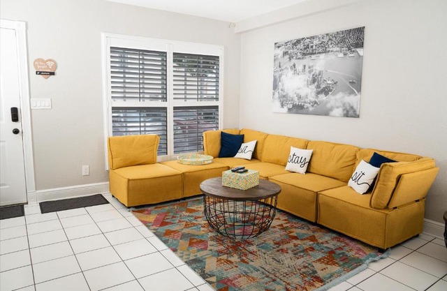 Comfy Townhouse 2 Bedrooms, Patio, Parking - Cooper City, Florida