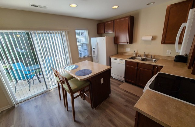 Comfy townhouse near airport and dining!