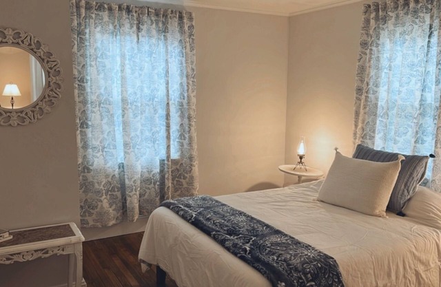 Comfy vintage cottage in beautiful small town--7mins from everything.