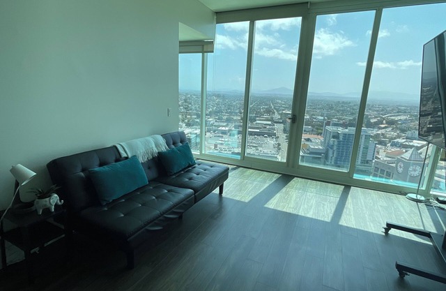 Chic 2-bedroom apartment with fitness room, AC in Downtown San Diego