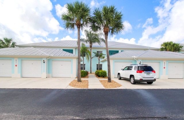 Blue Oasis: Stunning second floor 2 BR / 2 BA condo