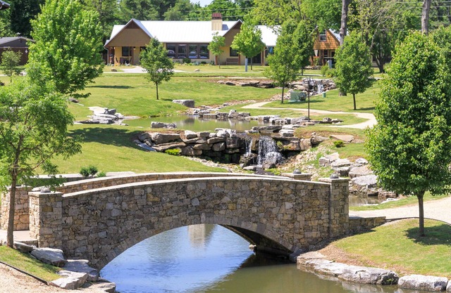 Community Pool, Fishing Ponds, Hot Tub, Large Family Room-Experienced host