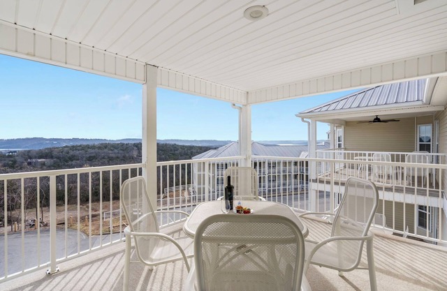 Peaceful Ozark Views and Table Rock Access @ Kim City Condo- Free Tickets