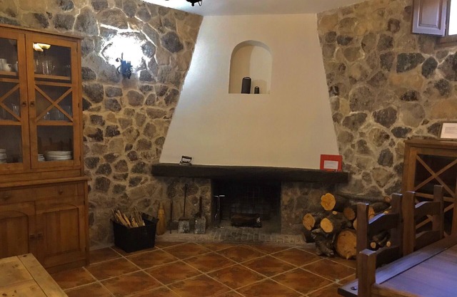 MAISON COMPLÈTE AVEC CHEMINÉE DANS LA VALLÉE DE JERTE.