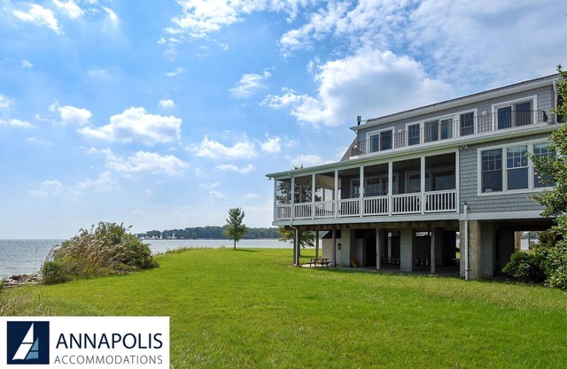 ESCAPADE FAMILIALE INOUBLIABLE. Cette maison entièrement rénovée a tout pour plaire. 3 côtés du front de mer direct de la baie.
