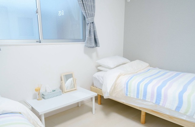Completely private room in a detached house! 3 minutes walk from the station. 10 minutes by train to Namba. One train to the airport.