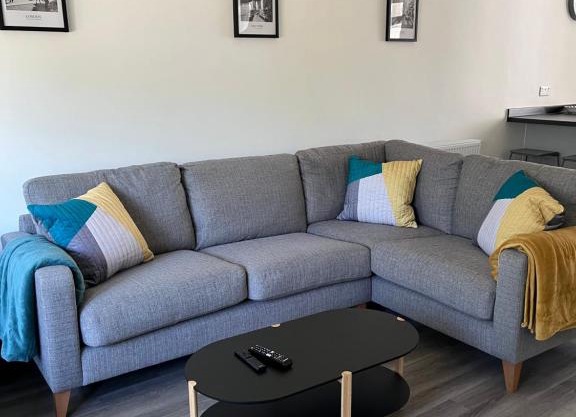 Completely refurbished home parking/close to shops