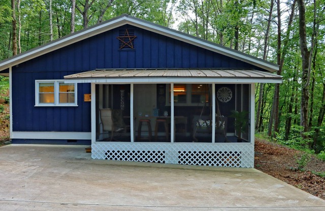 Completely Remodeled Cabin Minutes from Lake Burton! New Listing! Pet Friendly