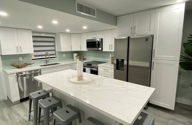 Completely Remodeled 3/3 in the heart of Key Largo (Oceanside)