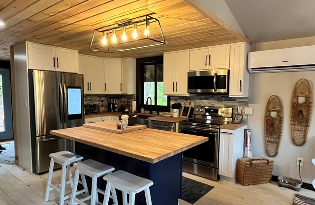 Completely renovated Cottage w/Hot tub at Mt Snow