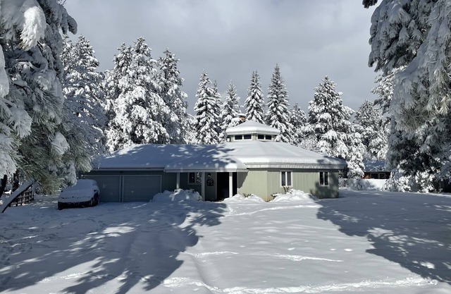 Completely Renovated House w/ 2 Entertaining Areas - Right off the golf course!