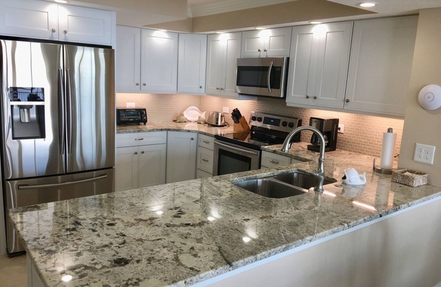 Cuisine et salles de bain en granit direct 3BR en bord de mer entièrement rénovées. Casier de plage