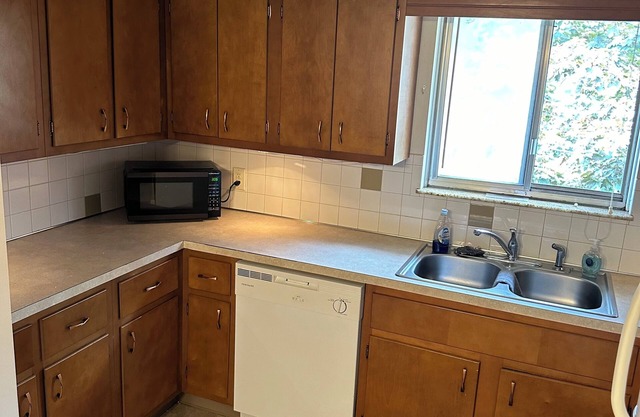 Completely updated 2-bedroom apartment with AC, WiFi in Massillon by everything!