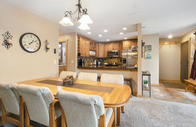 Complimentary Shuttle to Slopes, Wonderful Condo, Pool & Hot Tub!