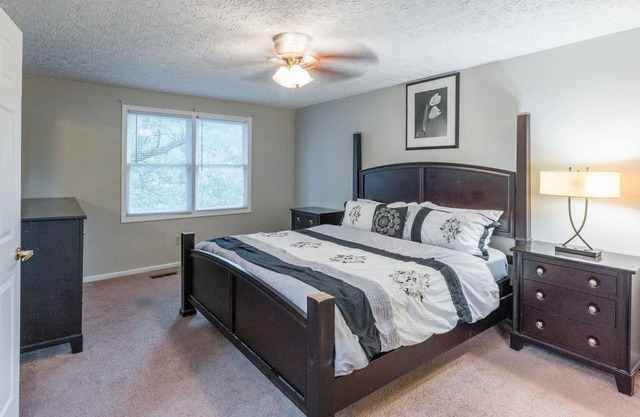 Exquisite Home Centrally Located - WIFI, Free Park 5 Mins to the Mall