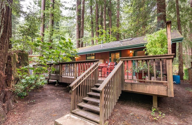 Hearthside Cabin - Détendez-vous dans le bain à remous sous les Redwoods!