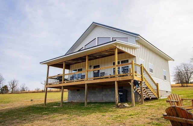 Hillside Hideaway: Sunset Views Near Buffalo River