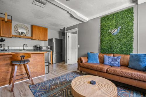 Condo - 2 min walk to beach