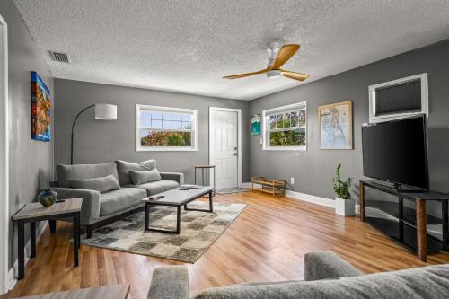 Condo - 2 min walk to beach