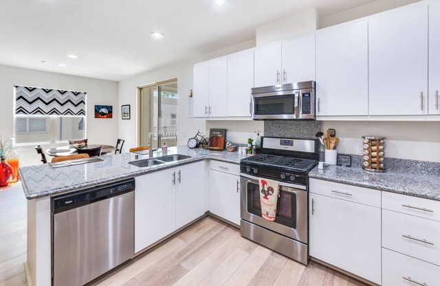 Condo Close To Disneyland & Famous Packing House