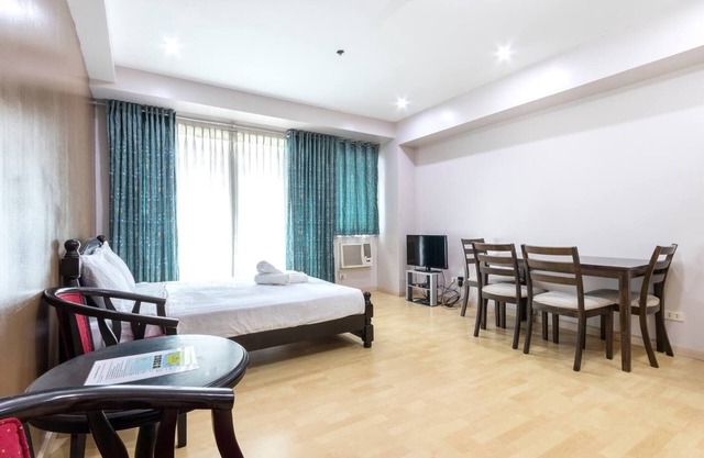 Condo devant le centre commercial Shangrila, le long de Shaw
