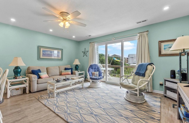 Condo located between the ocean and community pool, ideal for small families or couples