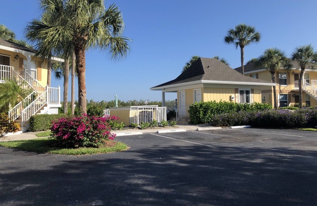 Condo près de Marco Island sur le lac magnifique, à quelques pas de la piscine. Mars 2020 disponible