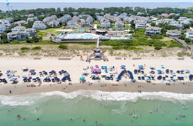 Condo near the ocean with in/outdoor pools, tennis, deck, gym, trolley, & AC