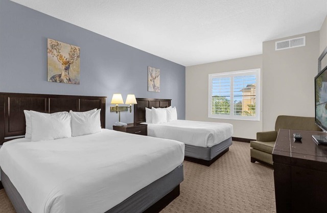 Condo near Universal Studios with Hot tub, Pool!