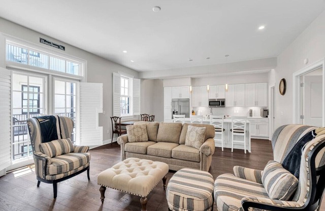 Condo on St. Charles - Streetcars, Parking, Pool!