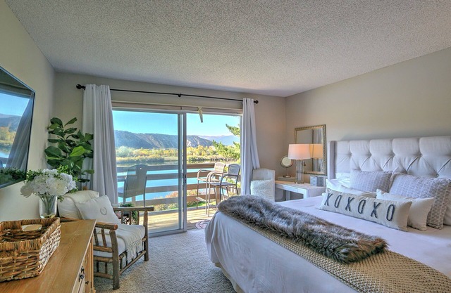 Condo Overlooking Pond w/ 2 Fly Fishing Badges, Golf, Tennis & 24 Mi. to Aspen!