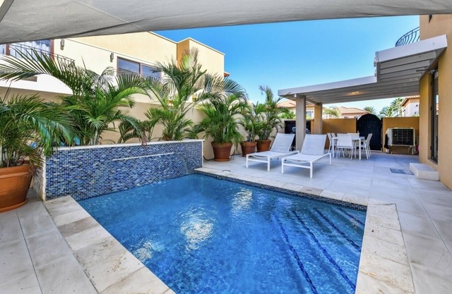 Condo. Private pool. 2 minutes to beaches by car