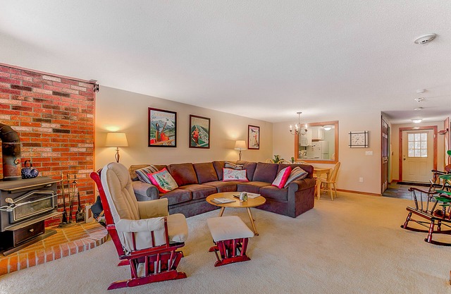 Condo w/ gorgeous Cranmore view, shared pool/tennis, AC & WiFi - near town
