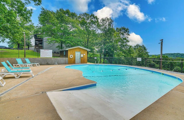 Condo w/ Lake Access ~ 2 Mi to Silver Dollar City!