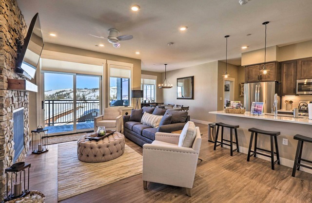 NOUVEAU! Condo w / View, 1 bloc à Main St, 4 Mi à ski