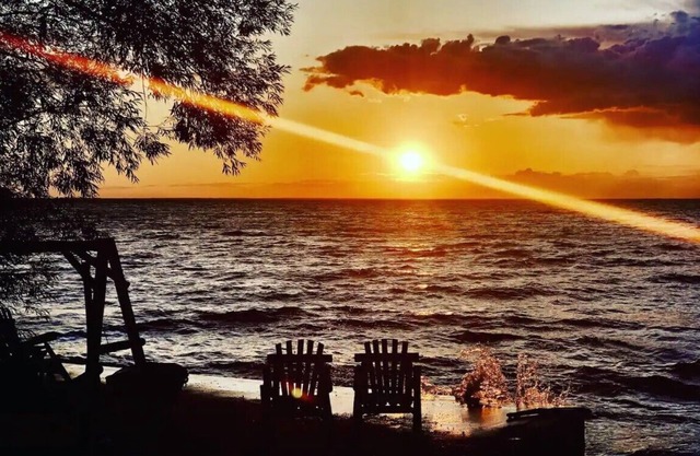 Condo w/ water access. Short drive to Green Bay and Sturgeon Bay/Door County