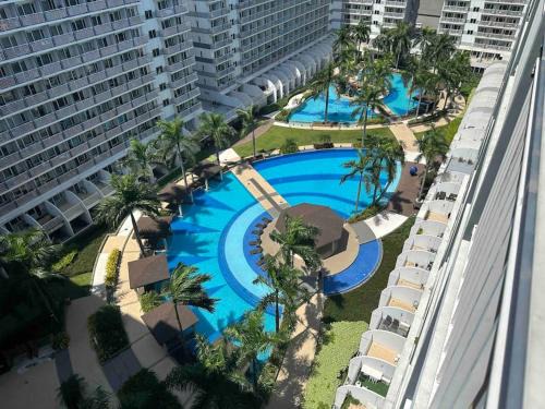 Condo with Balcony, Pool View, near MOA, NAIA Airport at Shell Residence