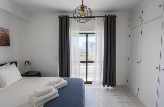 Condo de luxe : piscine, clim, vue mer, 2 balcons.
