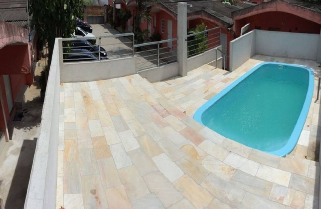 Copropriété de dix chalets et piscine pour les invités. Excellent rapport qualité / prix.