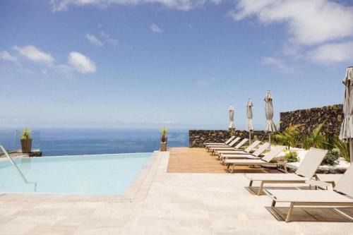 Confortable Suite con vistas al mar, terraza y piscina
